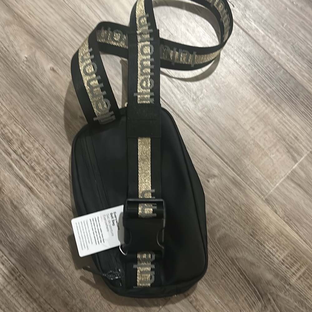 NWT Lululemon Everywhere Belt Bag - Small 1L - Black/Gold Sparkle - Picture 2 of 4